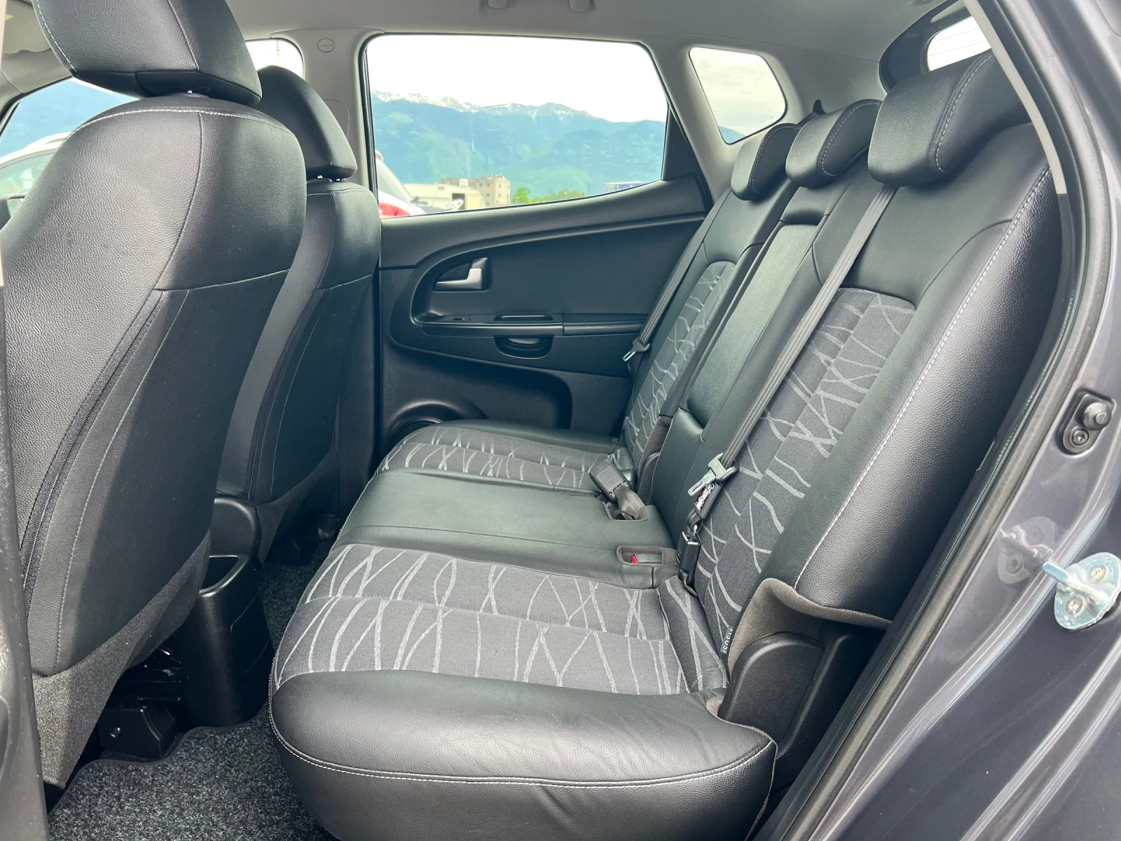 Kia Venga 1.4i-ГАЗ-NAVI-КАМЕРА-EURO 6B - изображение 9