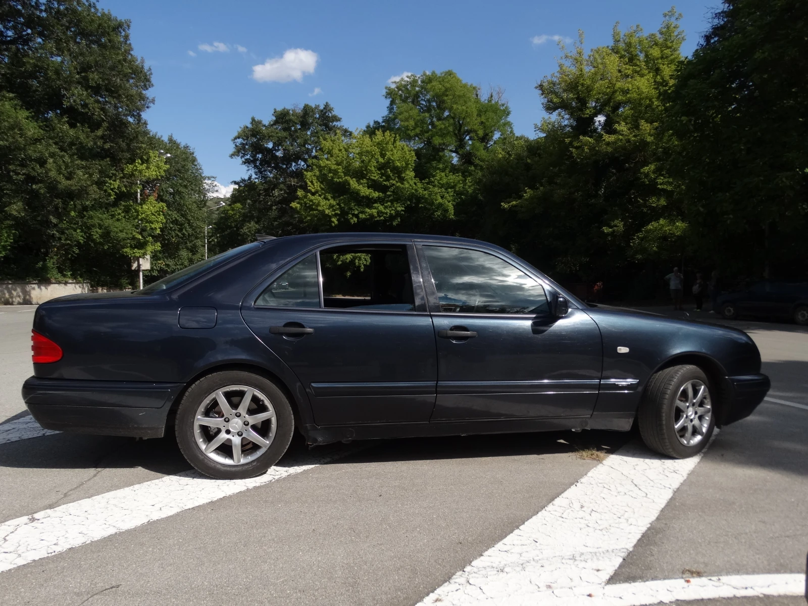 Mercedes-Benz E 200  - изображение 8