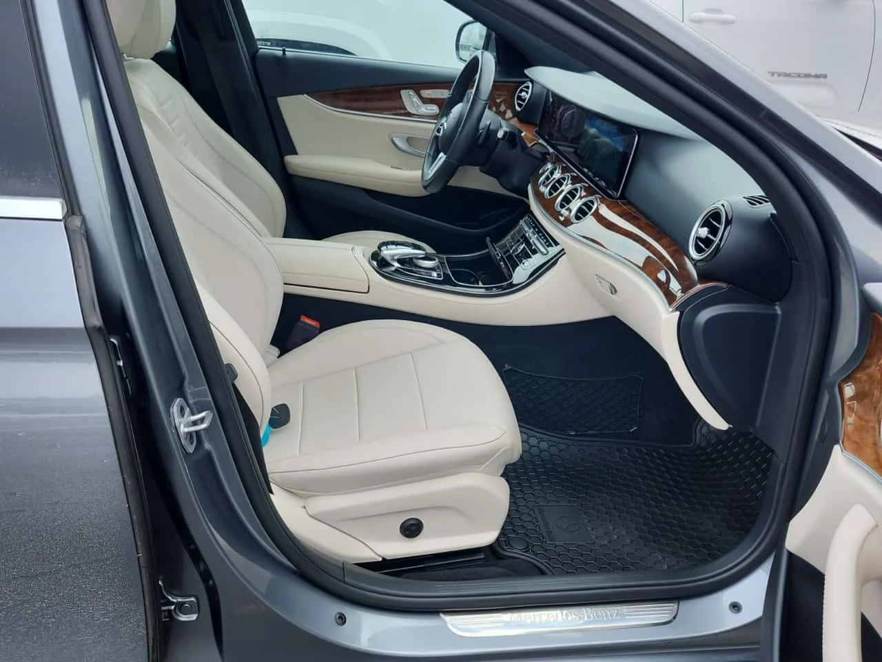 Mercedes-Benz E 450 * 4MATIC* DISTRONIC* BURMESTER* ПАНО* ДВА КЛЮЧА* +, снимка 11 - Автомобили и джипове - 53713838