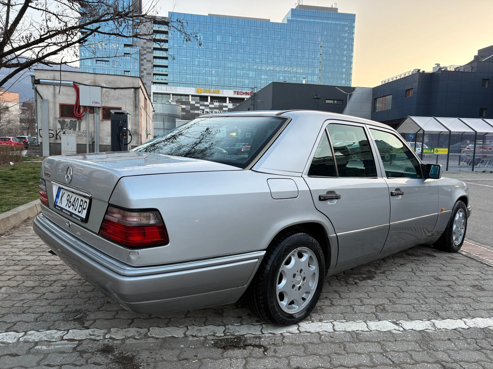 Mercedes-Benz E 200, снимка 5 - Автомобили и джипове - 53866968