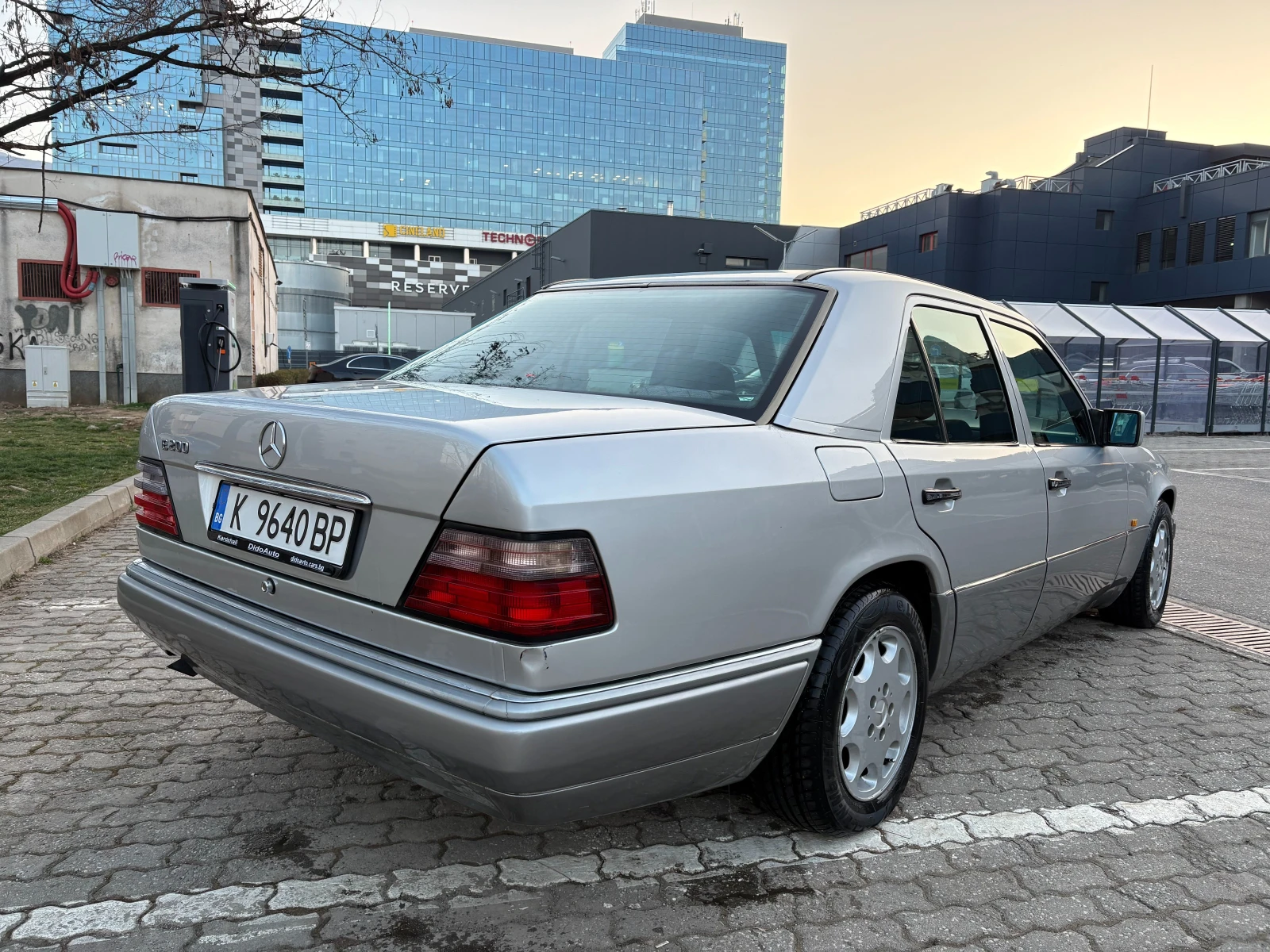 Mercedes-Benz E 200, снимка 4 - Автомобили и джипове - 53866968
