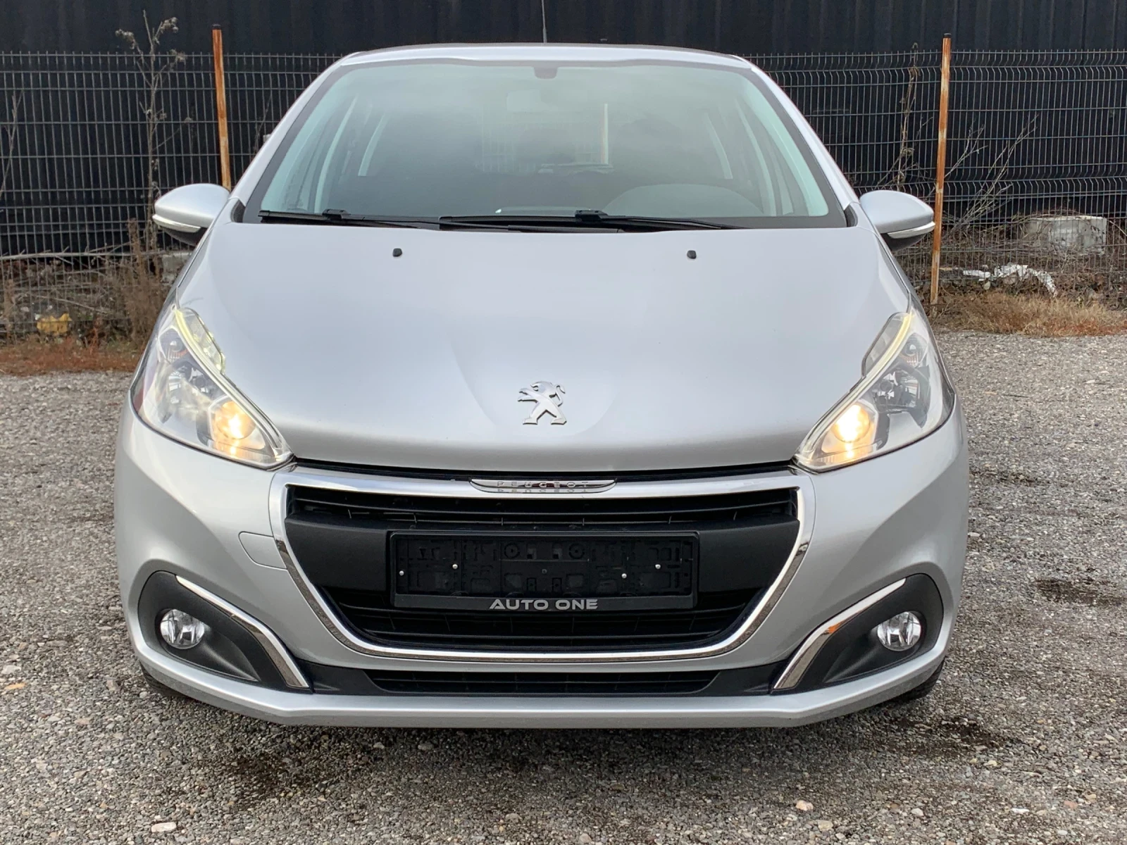 Peugeot 208 1.4HDI* FACE, снимка 3 - Автомобили и джипове - 54136931