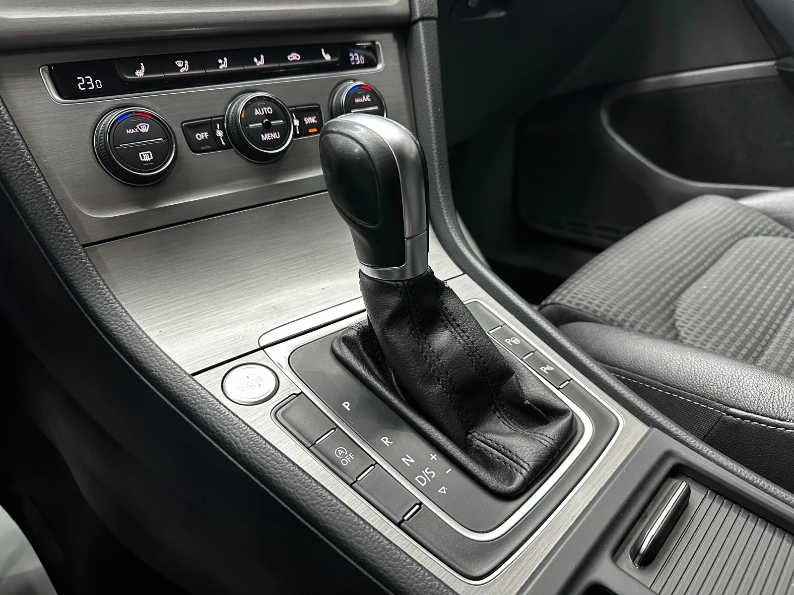 VW Golf 1.6tdi/Aвтоматик/Нави/ГАРАНЦИЯ, снимка 11 - Автомобили и джипове - 55030770