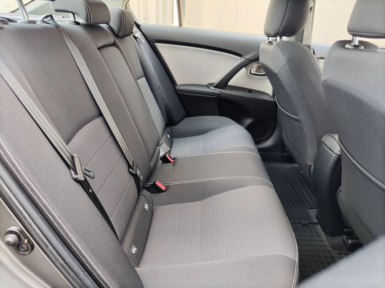 Toyota Avensis 1.8VVTI/147к.с., снимка 14 - Автомобили и джипове - 55841377