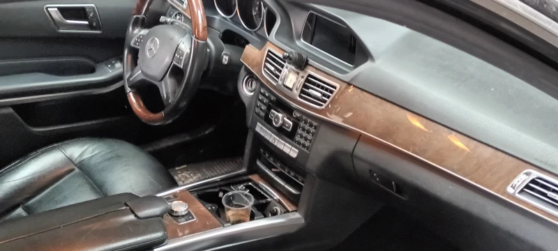 Mercedes-Benz E 220, снимка 8 - Автомобили и джипове - 52458304