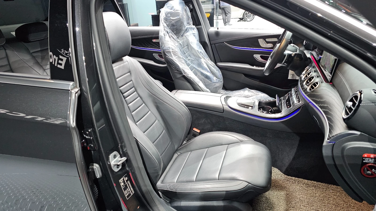 Mercedes-Benz E 220 AMG LINE* 4MATIC, снимка 14 - Автомобили и джипове - 55952800