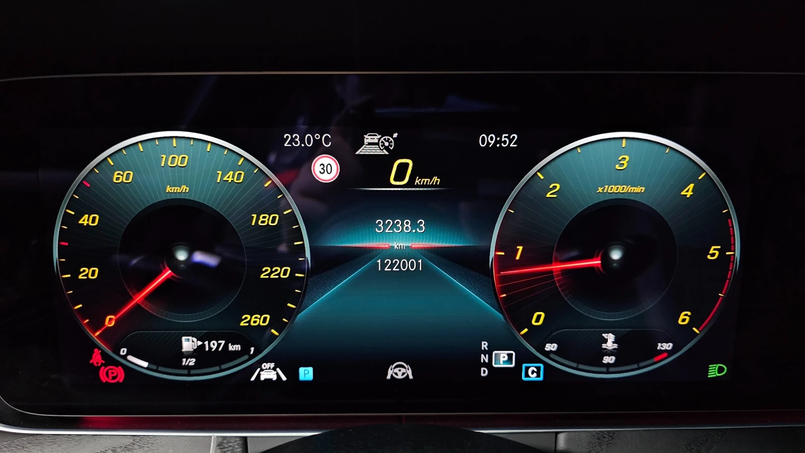 Mercedes-Benz E 220 AMG LINE* 4MATIC, снимка 10 - Автомобили и джипове - 55952800