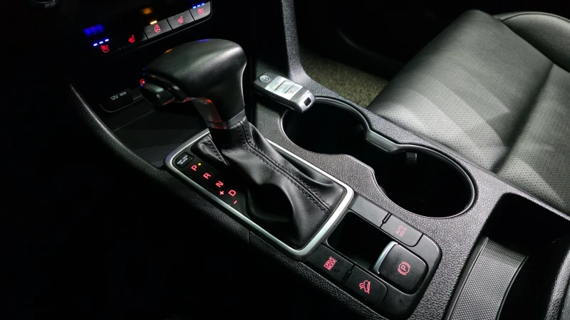 Kia Sportage 2.0 2WD PRESTIGE , снимка 8 - Автомобили и джипове - 52463599