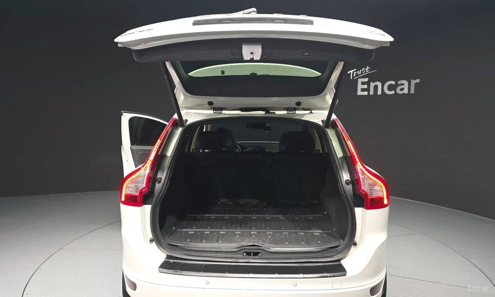 Volvo XC60 T6 R-Design AWD, снимка 5 - Автомобили и джипове - 54262914