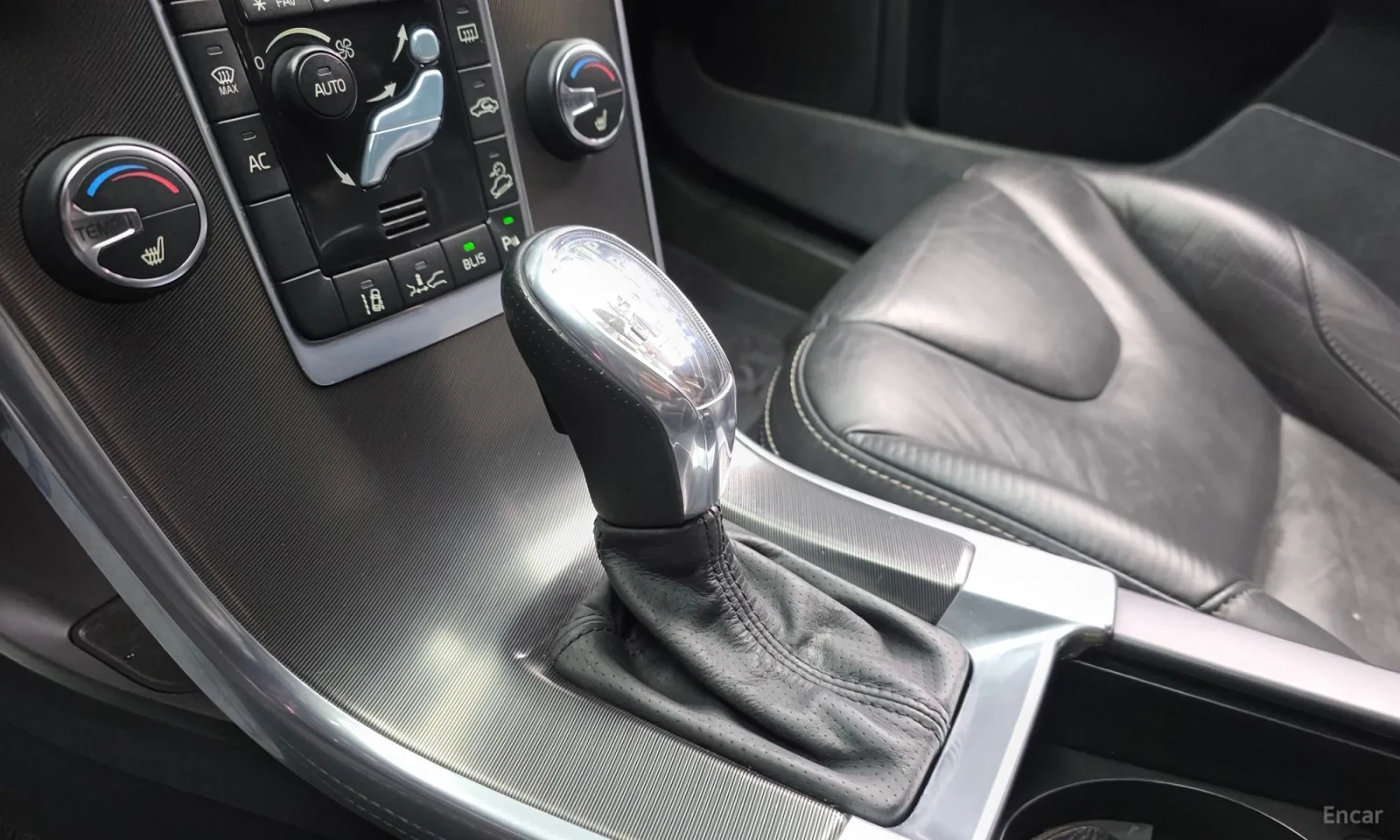 Volvo XC60 T6 R-Design AWD, снимка 12 - Автомобили и джипове - 54262914