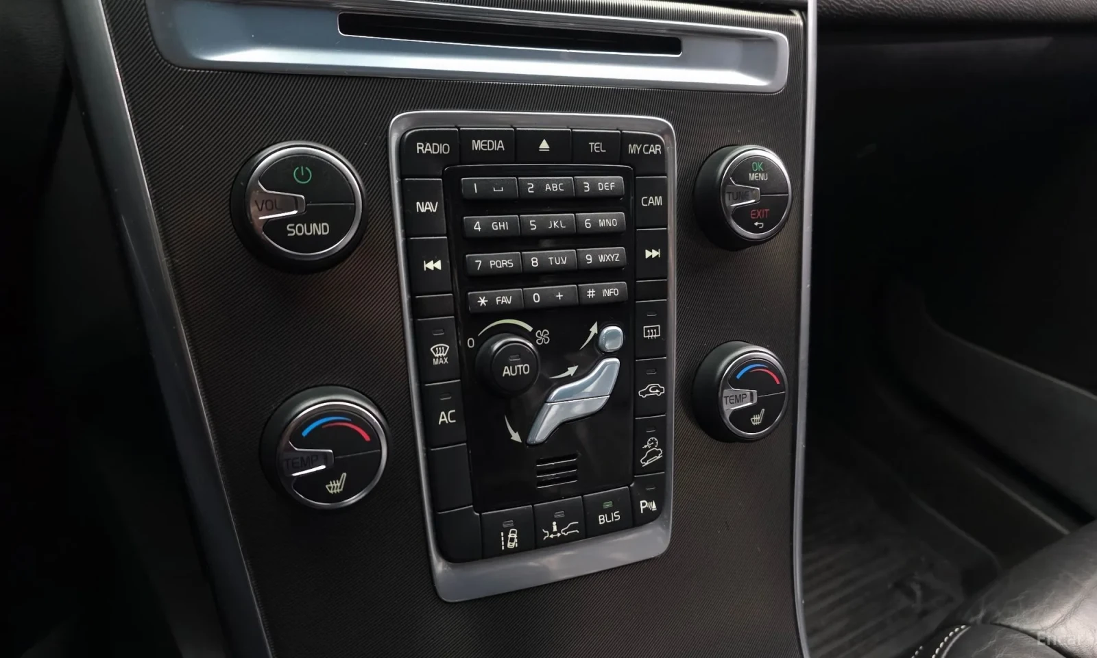 Volvo XC60 T6 R-Design AWD, снимка 11 - Автомобили и джипове - 54262914