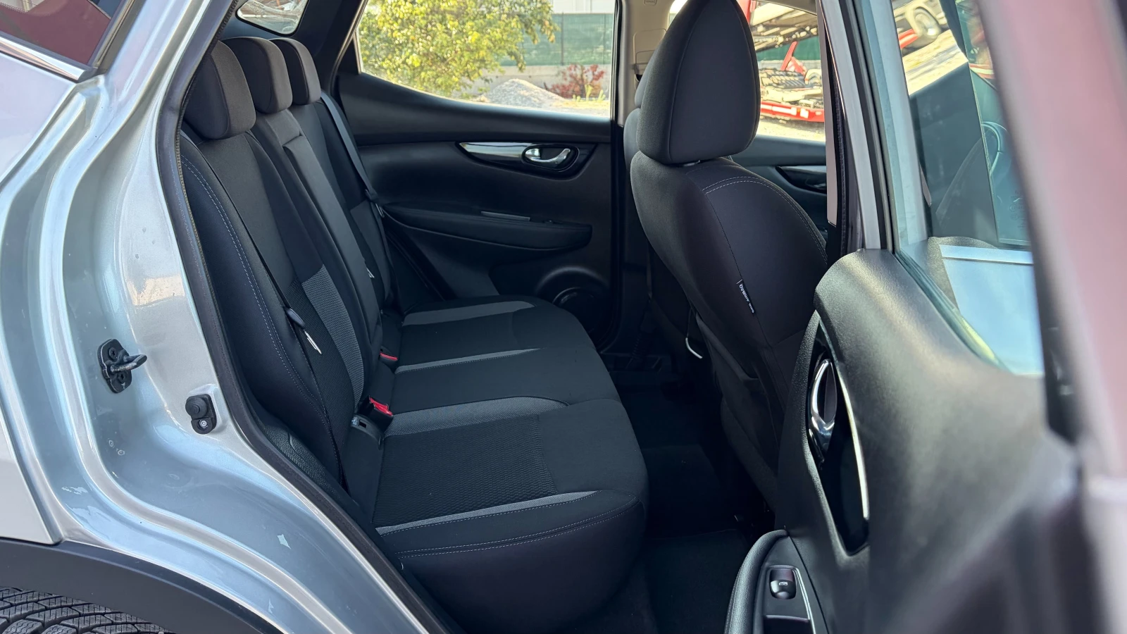 Nissan Qashqai 1.5dci, снимка 11 - Автомобили и джипове - 55747459