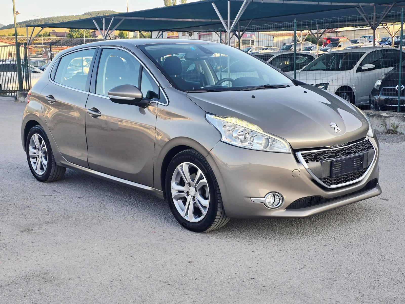 Peugeot 208 1.6 HDI / ALLURE - изображение 3