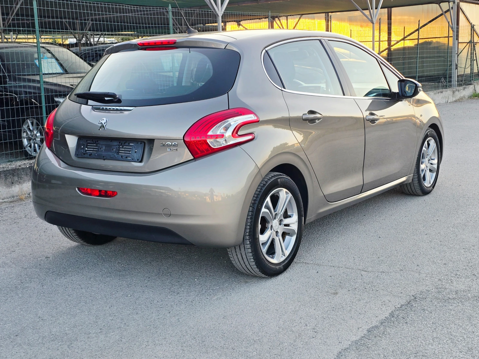 Peugeot 208 1.6 HDI / ALLURE - изображение 4