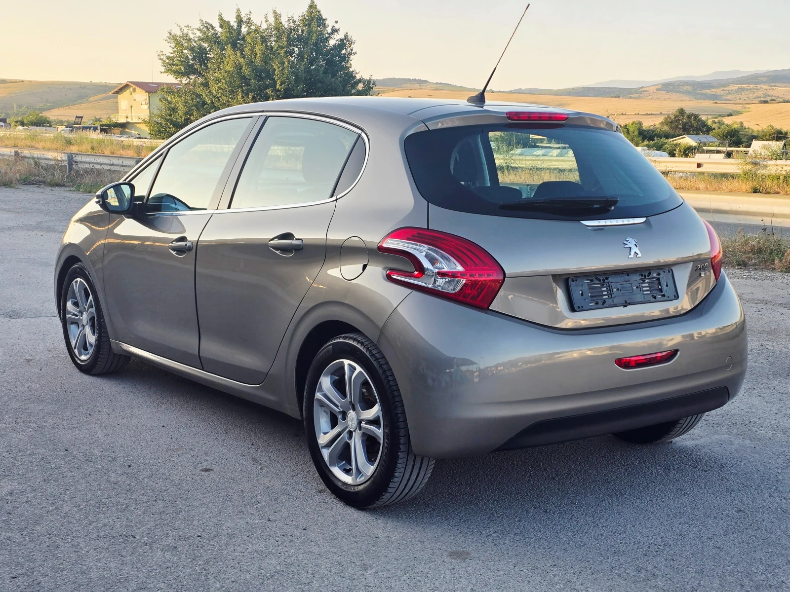 Peugeot 208 1.6 HDI / ALLURE - изображение 6