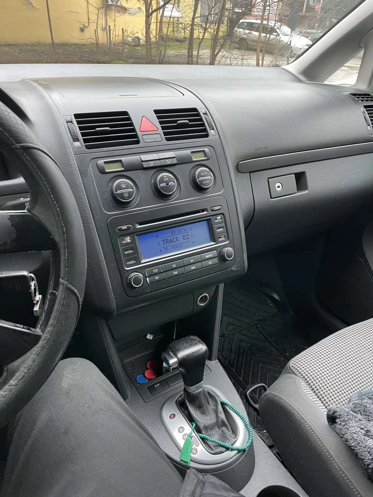 VW Touran 1.6, снимка 5 - Автомобили и джипове - 53487778