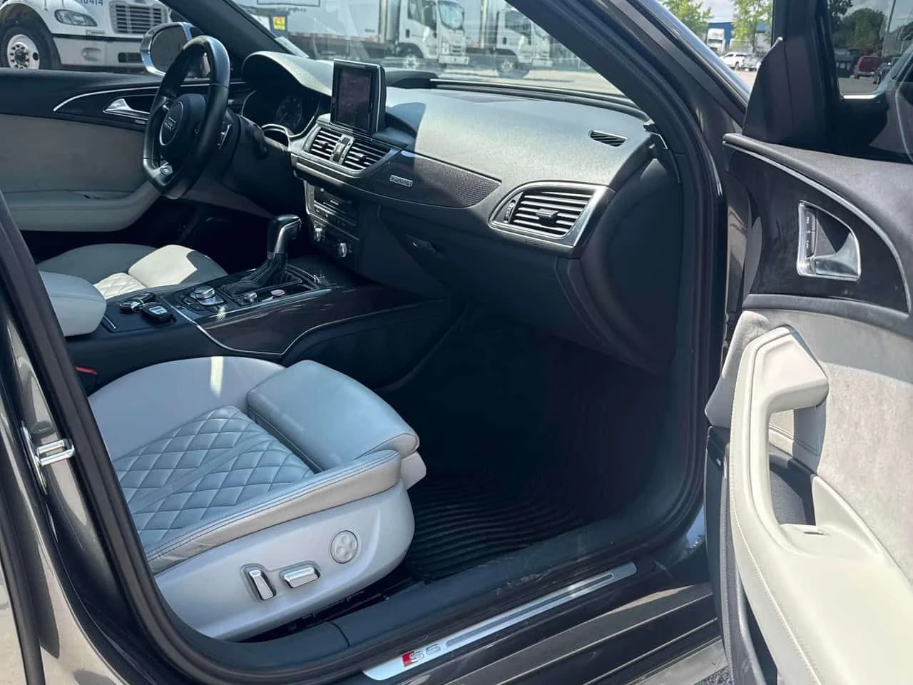 Audi S6 * DIAMOND SEATS* ДИСТРОНИК* 360 КАМЕРА* HEAD UP* , снимка 12 - Автомобили и джипове - 55614371