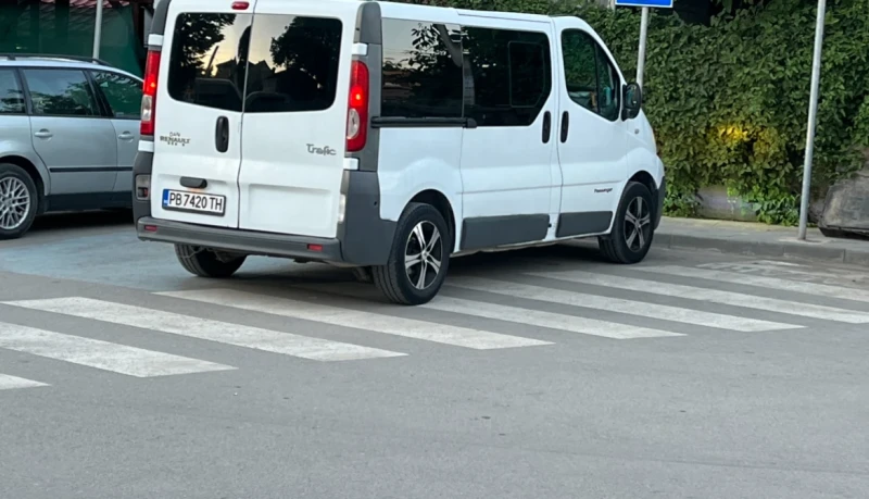 Renault Trafic, снимка 4 - Бусове и автобуси - 47761422