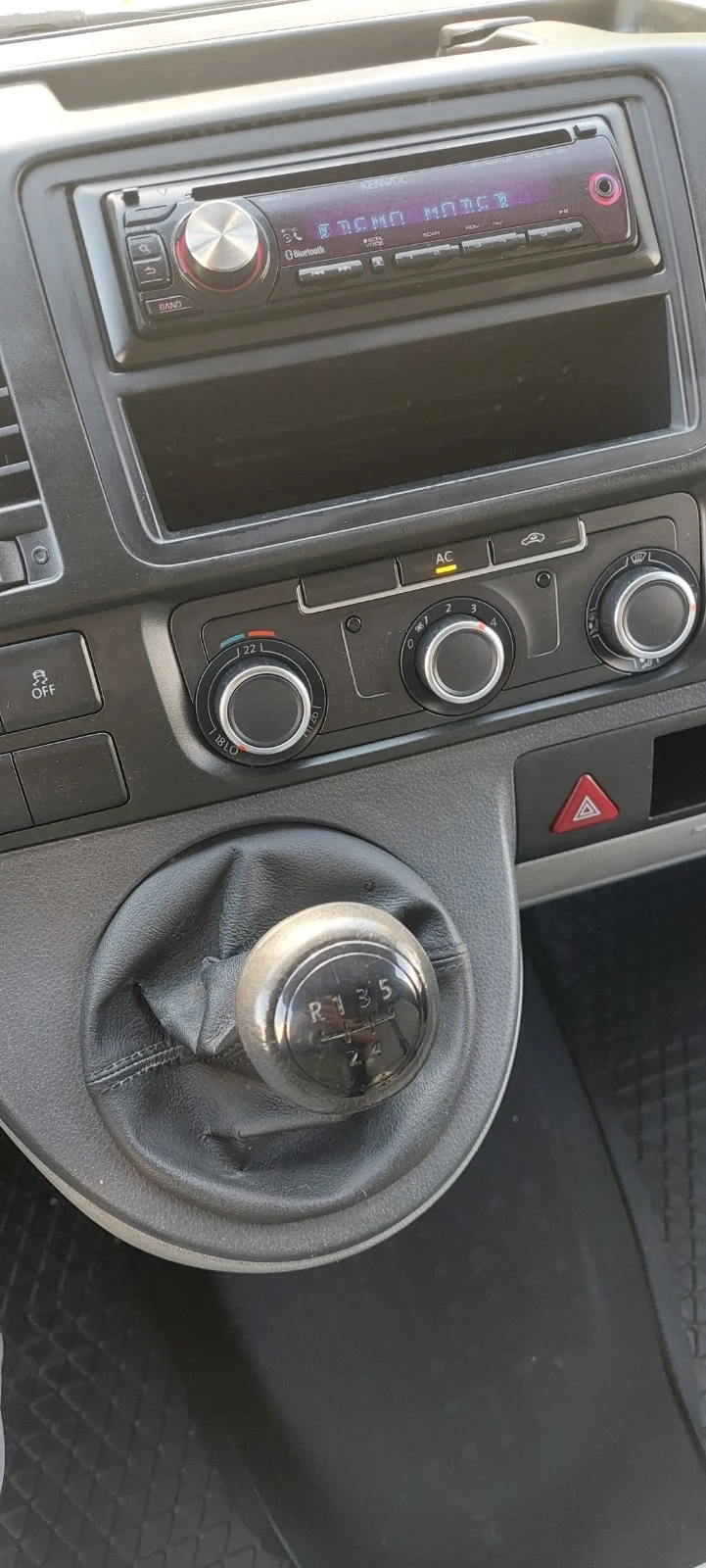 VW Transporter 2.0 tdi клима, снимка 10 - Бусове и автобуси - 56429337