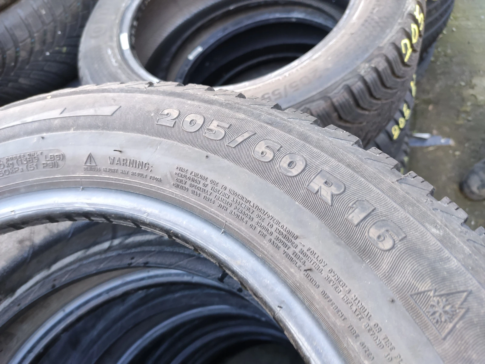 Гуми Зимни 205/60R16, снимка 8 - Гуми и джанти - 54000313