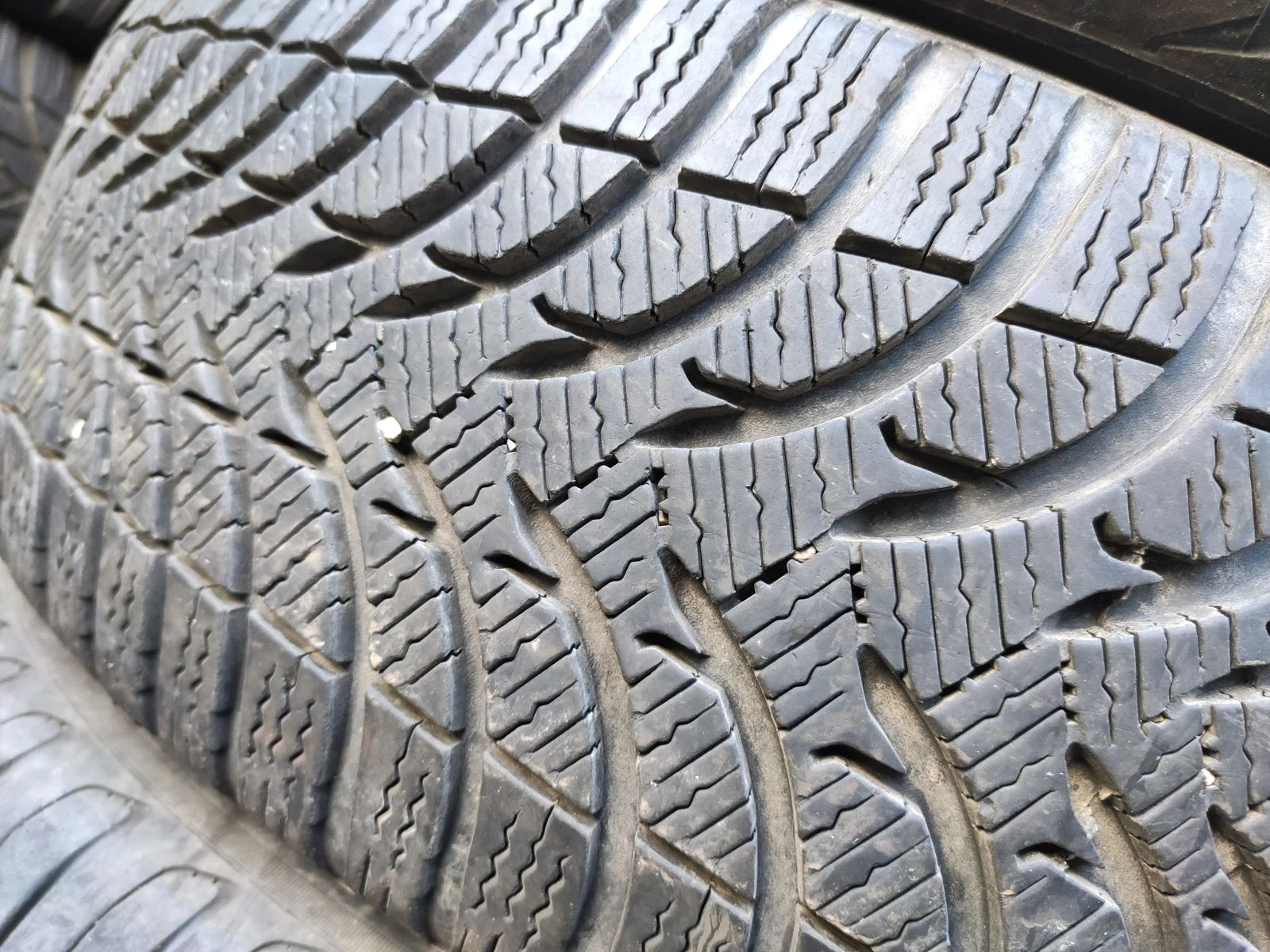 Гуми Зимни 205/60R16, снимка 4 - Гуми и джанти - 54000313