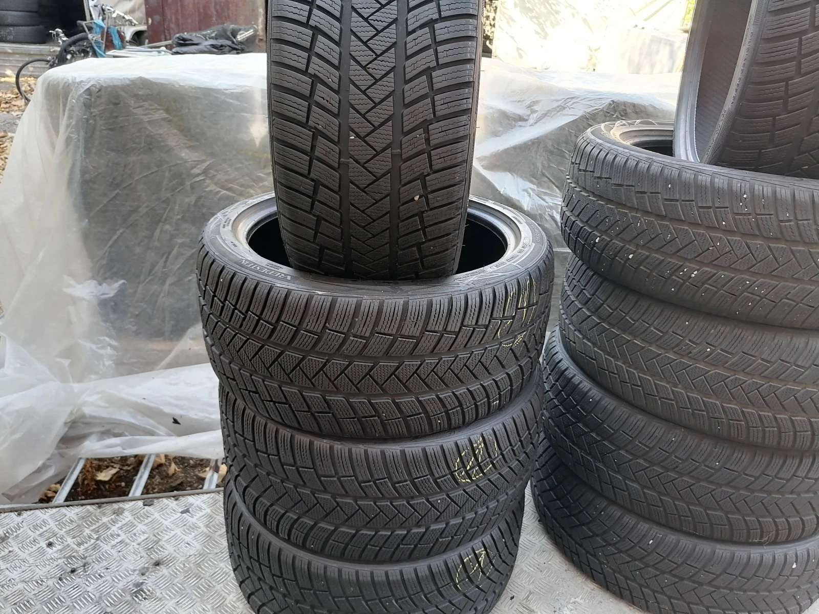 Гуми Зимни 235/40R18, снимка 2 - Гуми и джанти - 55971413