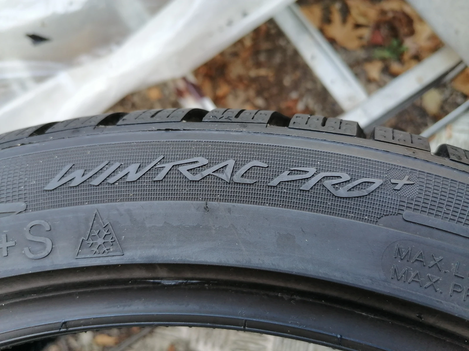 Гуми Зимни 235/40R18, снимка 4 - Гуми и джанти - 55971413