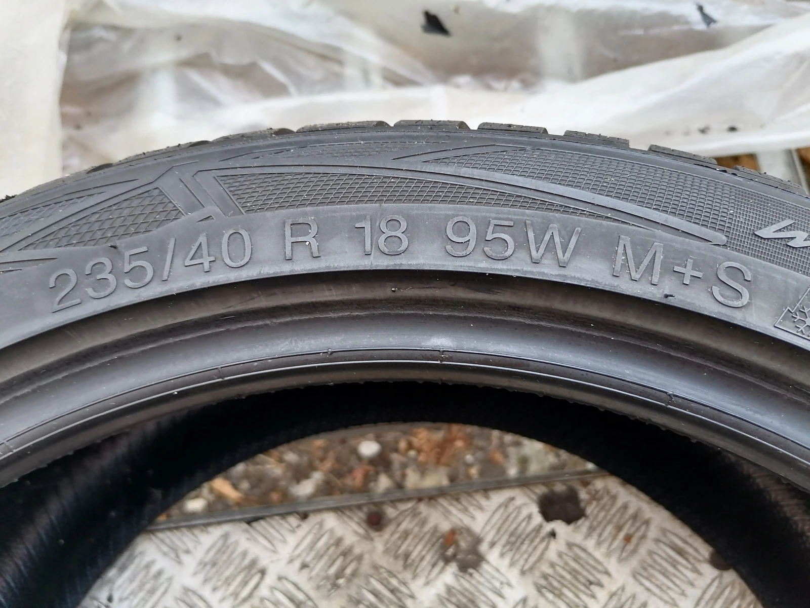 Гуми Зимни 235/40R18, снимка 5 - Гуми и джанти - 55971413