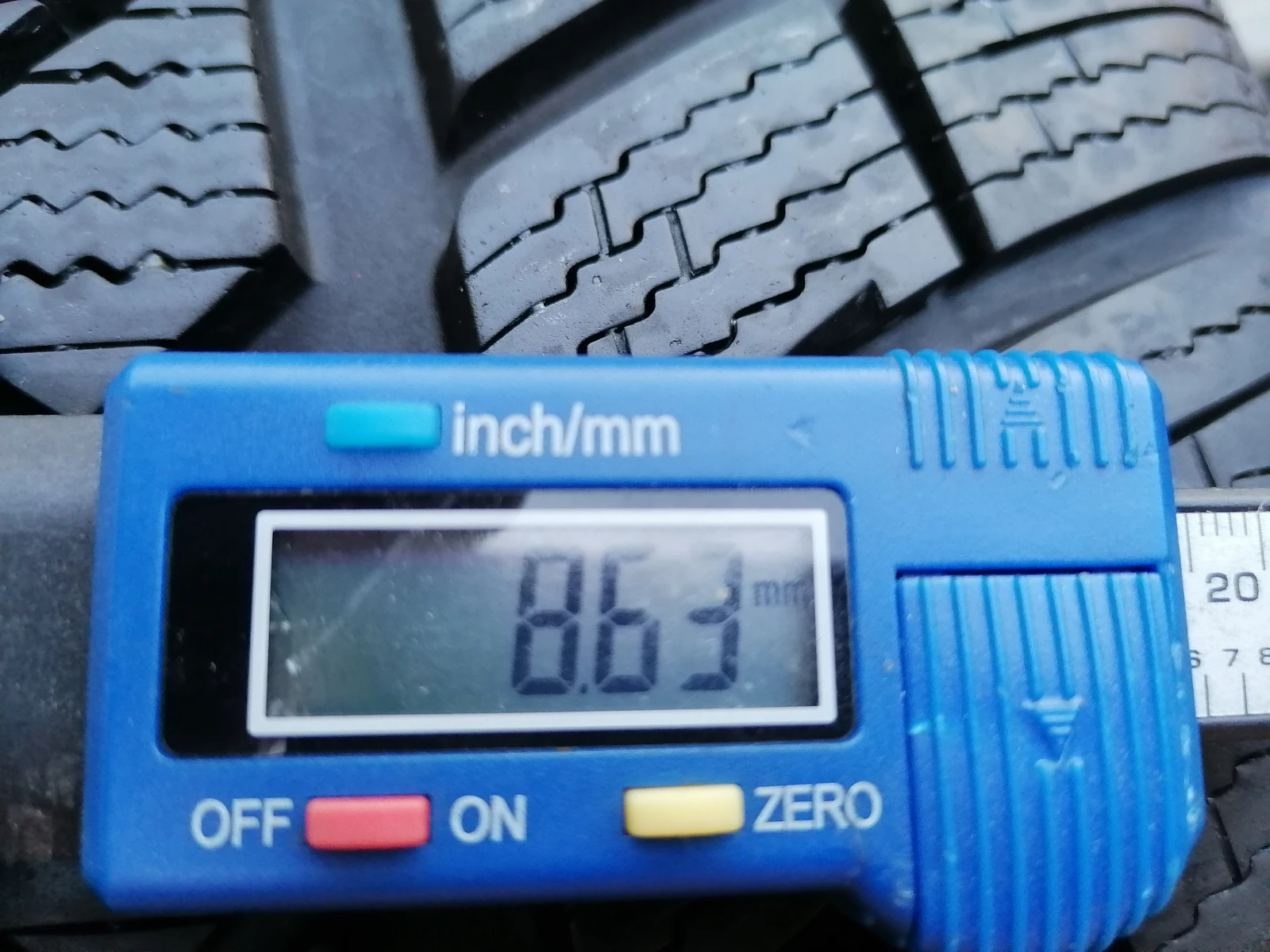 Гуми Зимни 235/40R18, снимка 7 - Гуми и джанти - 55971413