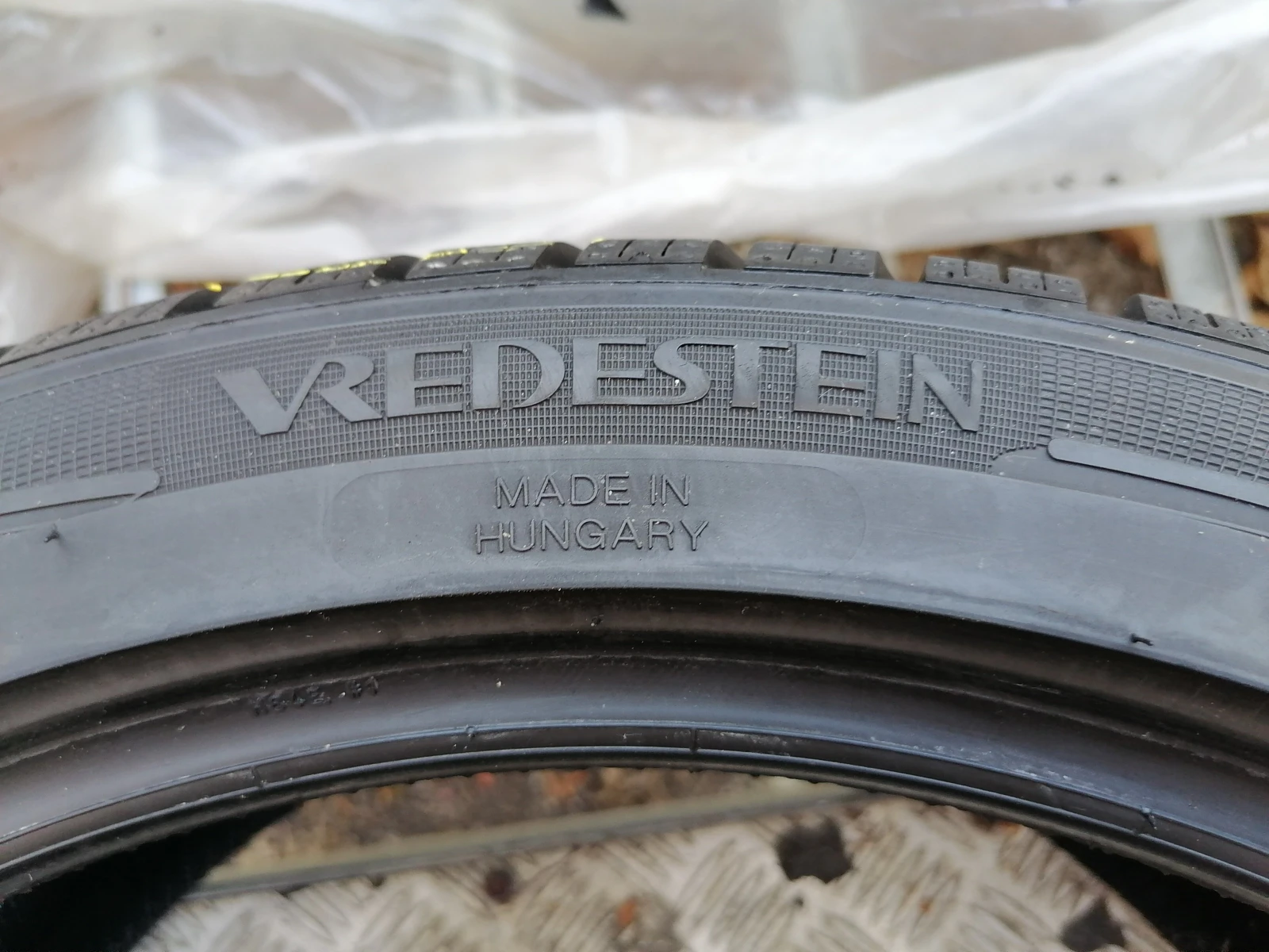 Гуми Зимни 235/40R18, снимка 3 - Гуми и джанти - 55971413