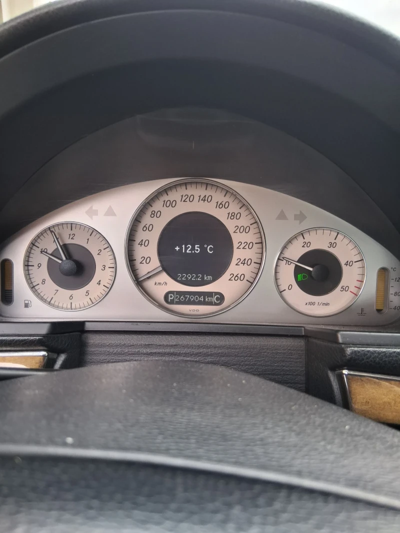 Mercedes-Benz E 220, снимка 7 - Автомобили и джипове - 52829844