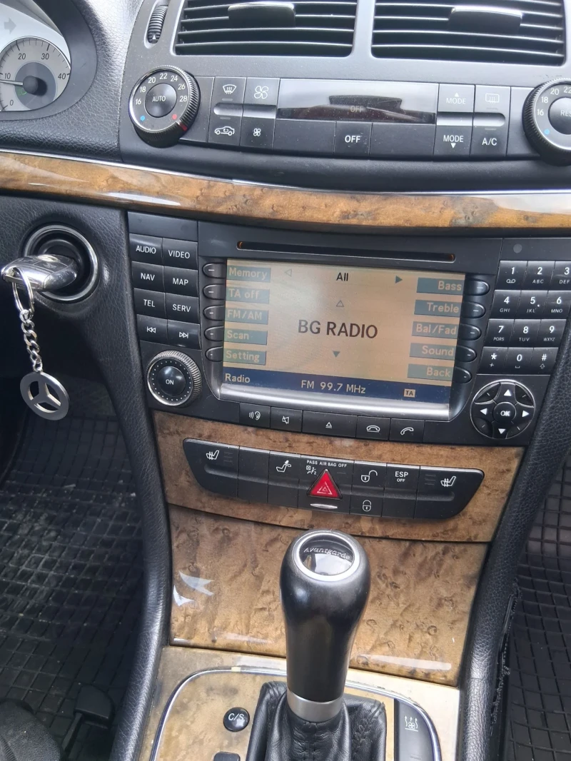 Mercedes-Benz E 220, снимка 11 - Автомобили и джипове - 52829844