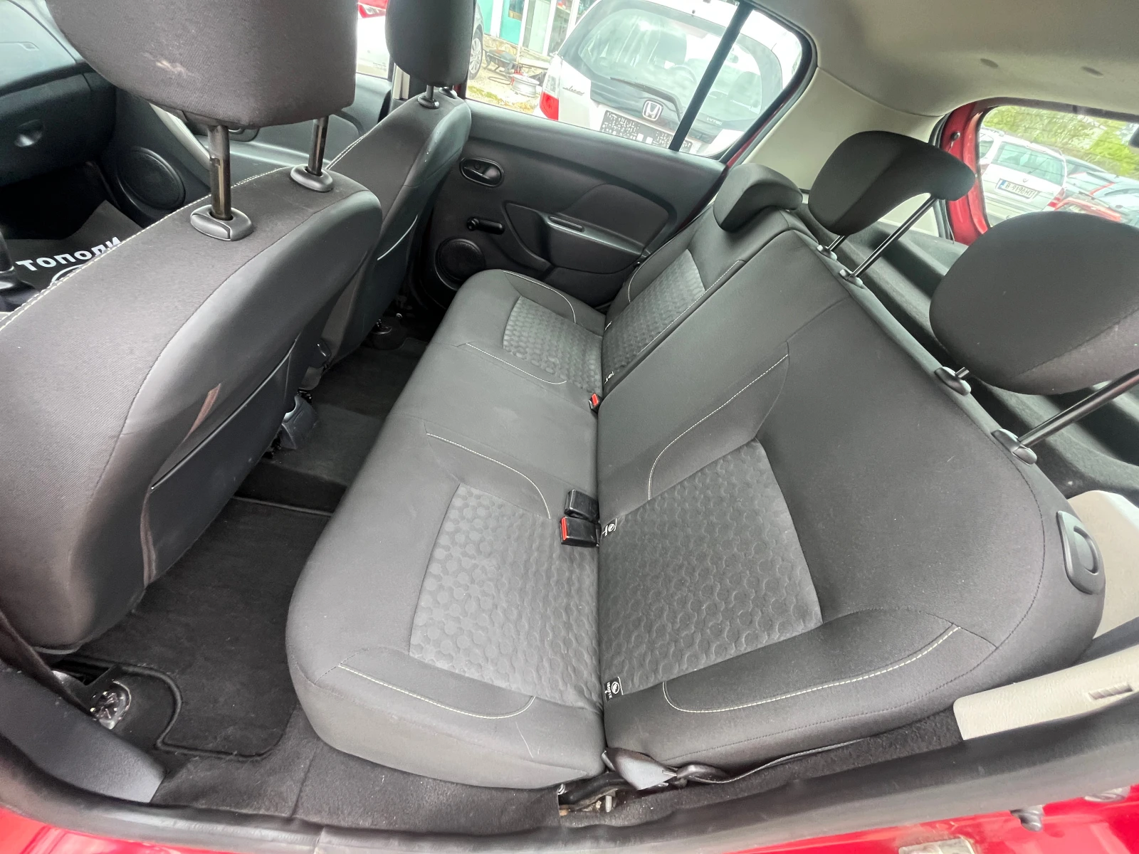 Dacia Sandero 1.2 БЕНЗИН 4 ЦИЛИНДЪРА 130 000КМ!, снимка 8 - Автомобили и джипове - 54552246