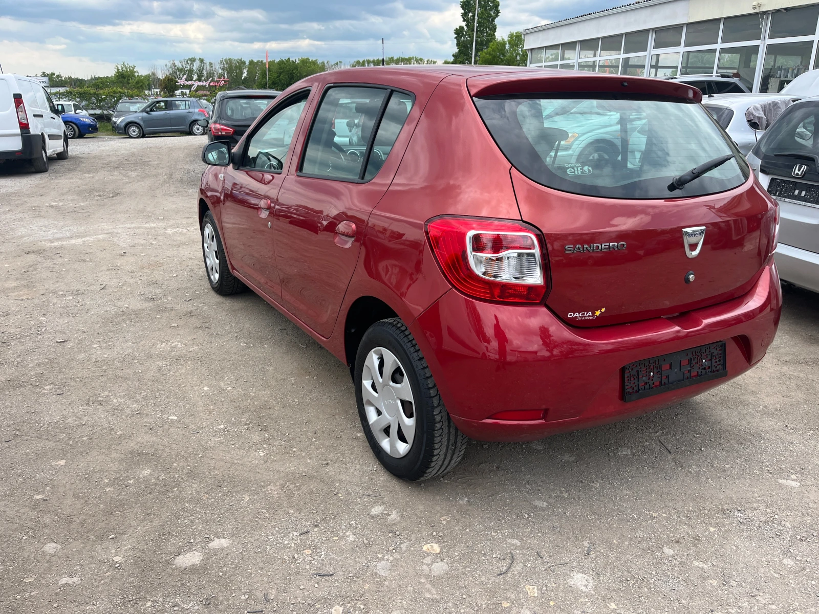 Dacia Sandero 1.2 БЕНЗИН 4 ЦИЛИНДЪРА 130 000КМ!, снимка 5 - Автомобили и джипове - 54552246