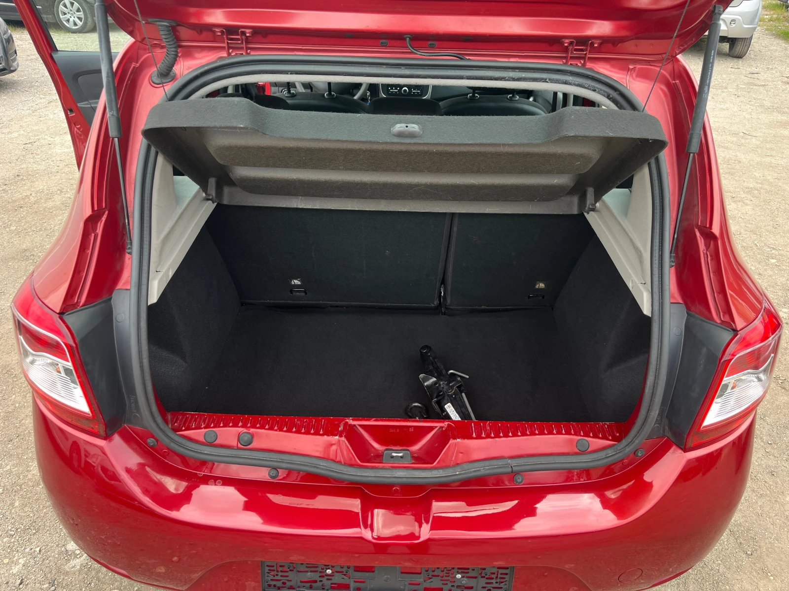 Dacia Sandero 1.2 БЕНЗИН 4 ЦИЛИНДЪРА 130 000КМ!, снимка 9 - Автомобили и джипове - 54552246