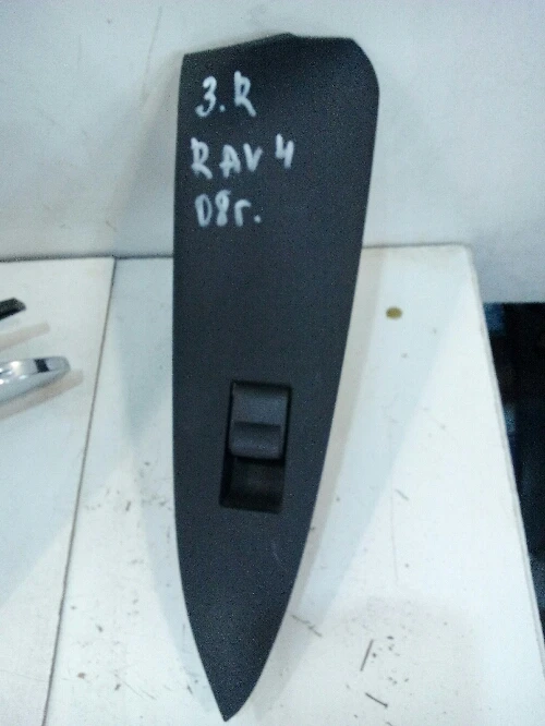 Копче ел.стъкло задно дясно Тойота Рав4