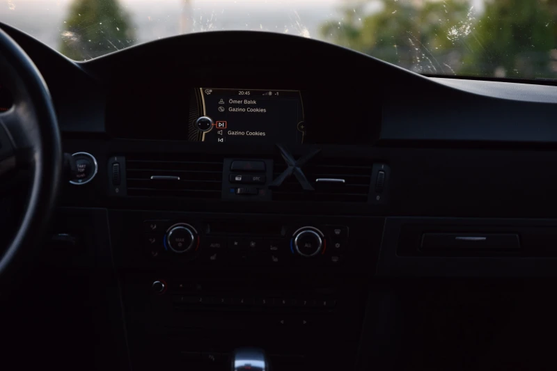 BMW 320 LCI, снимка 8 - Автомобили и джипове - 52355954