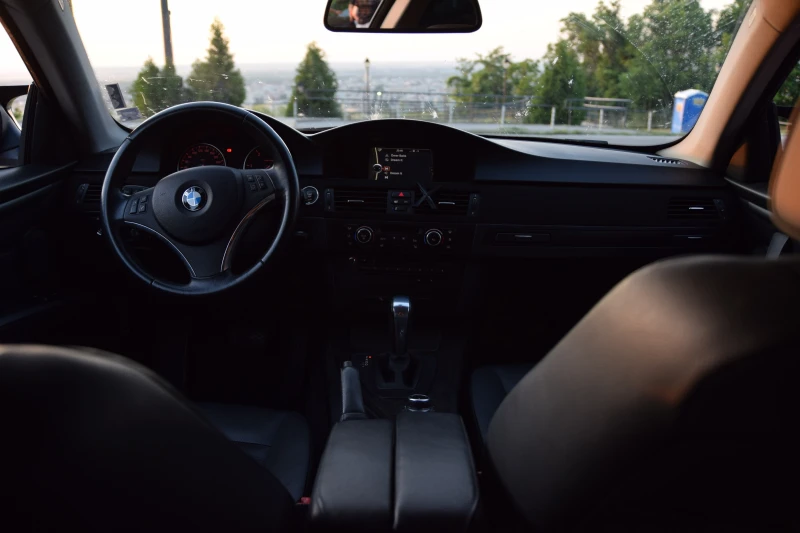 BMW 320 LCI, снимка 10 - Автомобили и джипове - 52355954