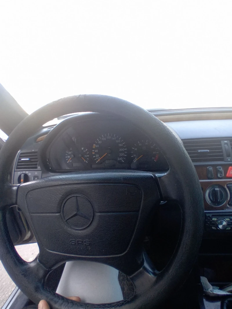 Mercedes-Benz C 180, снимка 4 - Автомобили и джипове - 52802602