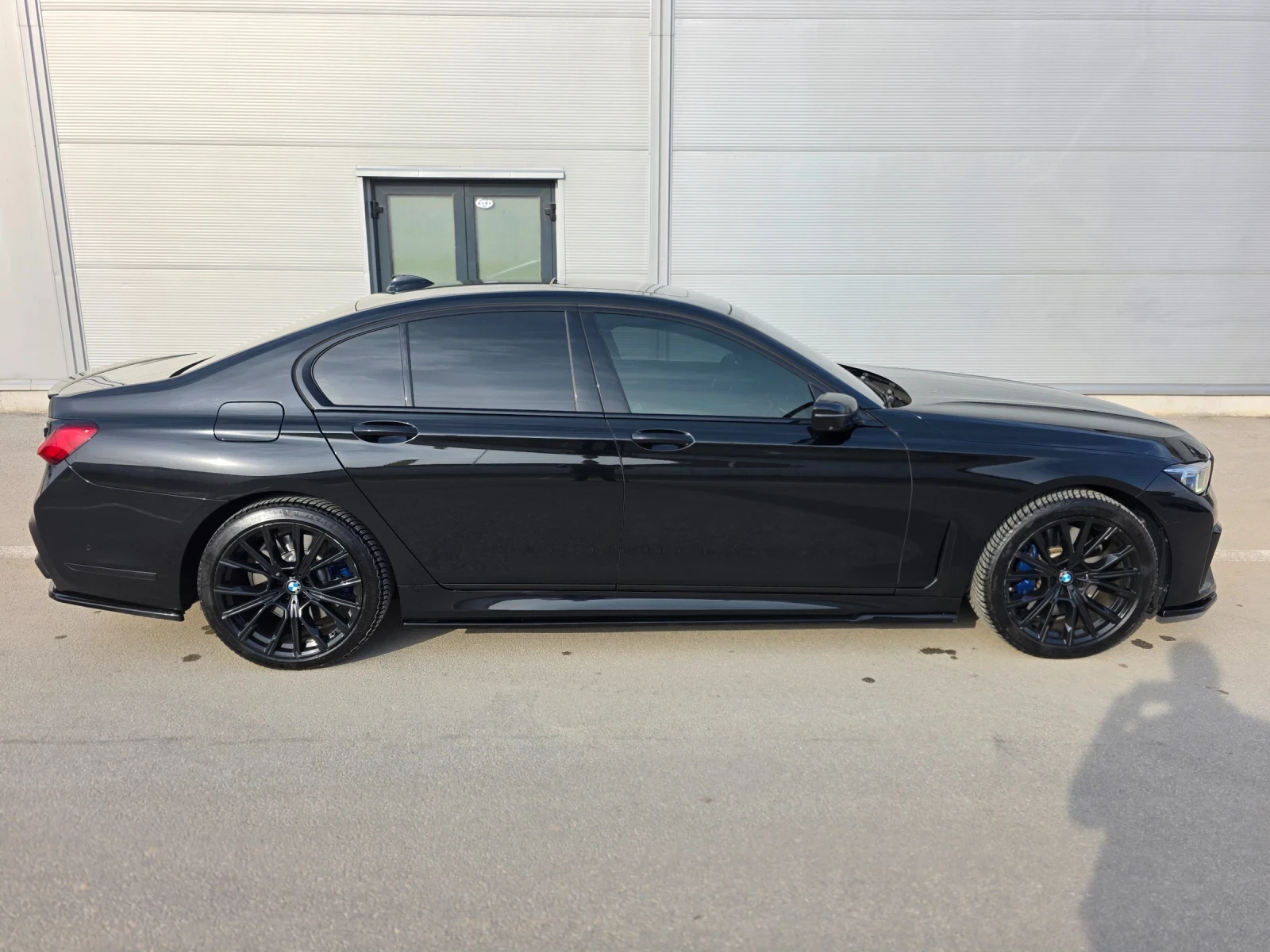 BMW 750 M Pack / Carbon / Black - изображение 10