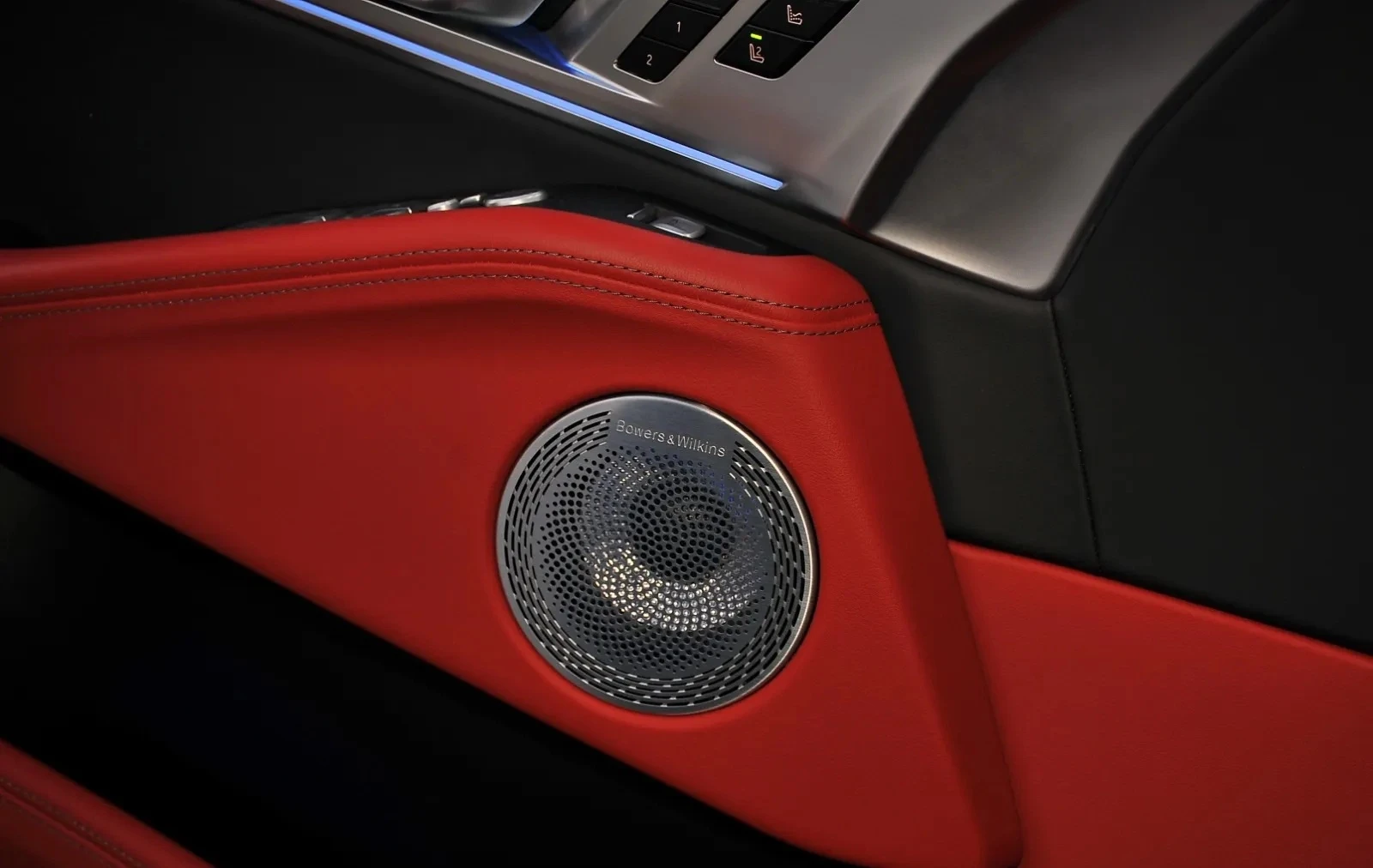 BMW XM 4.4 V8 Plug-in Hybrid xDrive - изображение 9