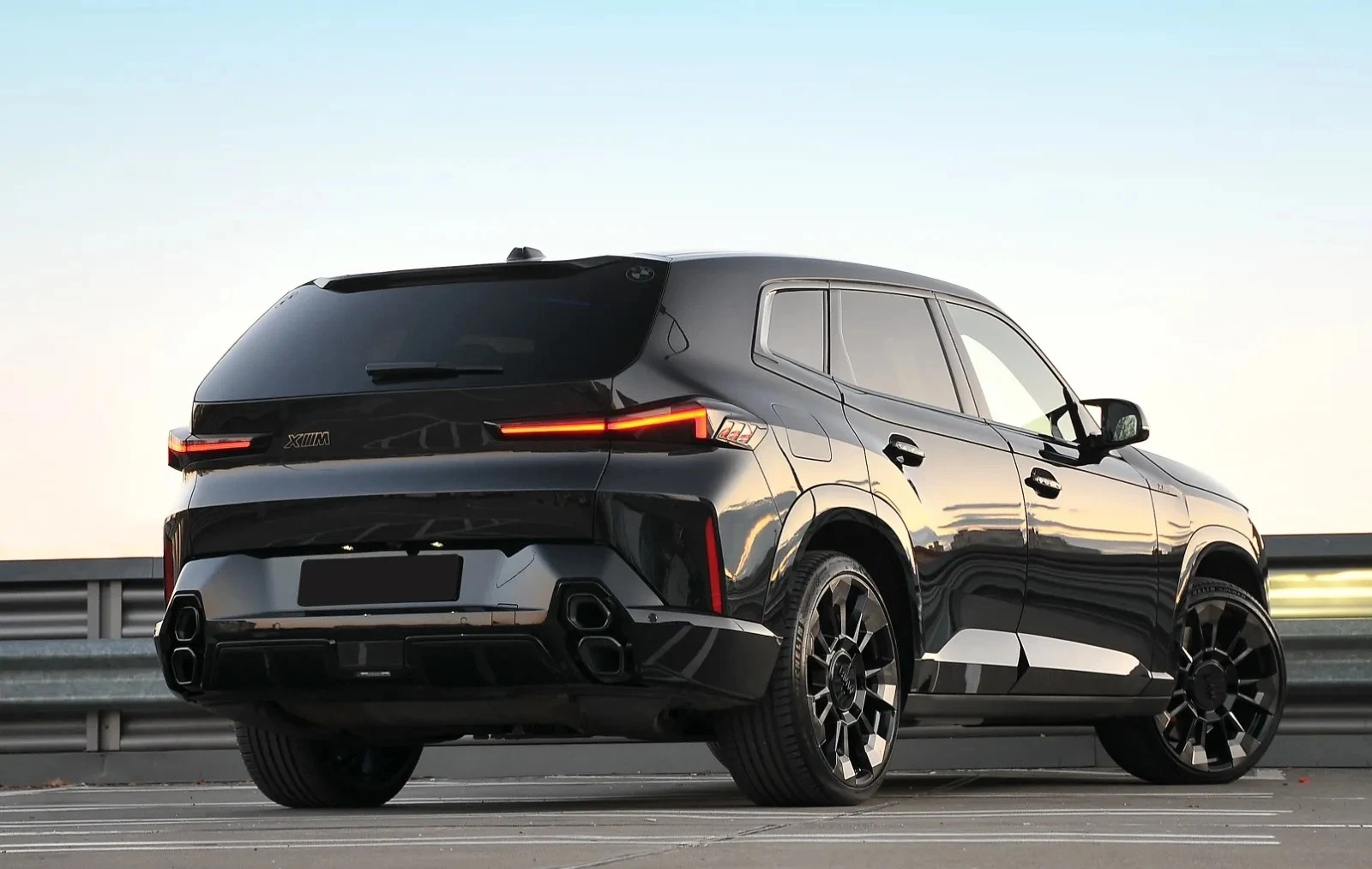 BMW XM 4.4 V8 Plug-in Hybrid xDrive - изображение 3