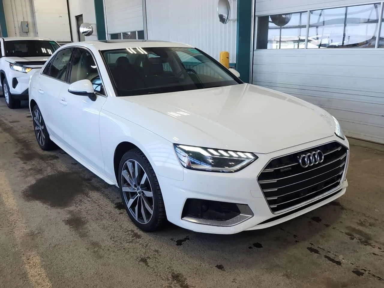 Audi A4 * KOMFORT * ПОДГРЕВ * ОТ ПРЕДСТАВИТЕЛСТВО - изображение 2