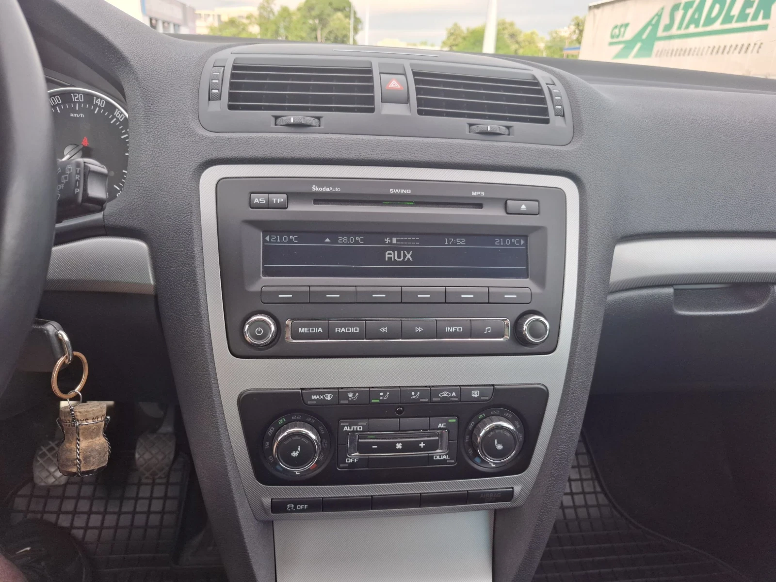 Skoda Octavia 1.6 TDI, снимка 11 - Автомобили и джипове - 54838605