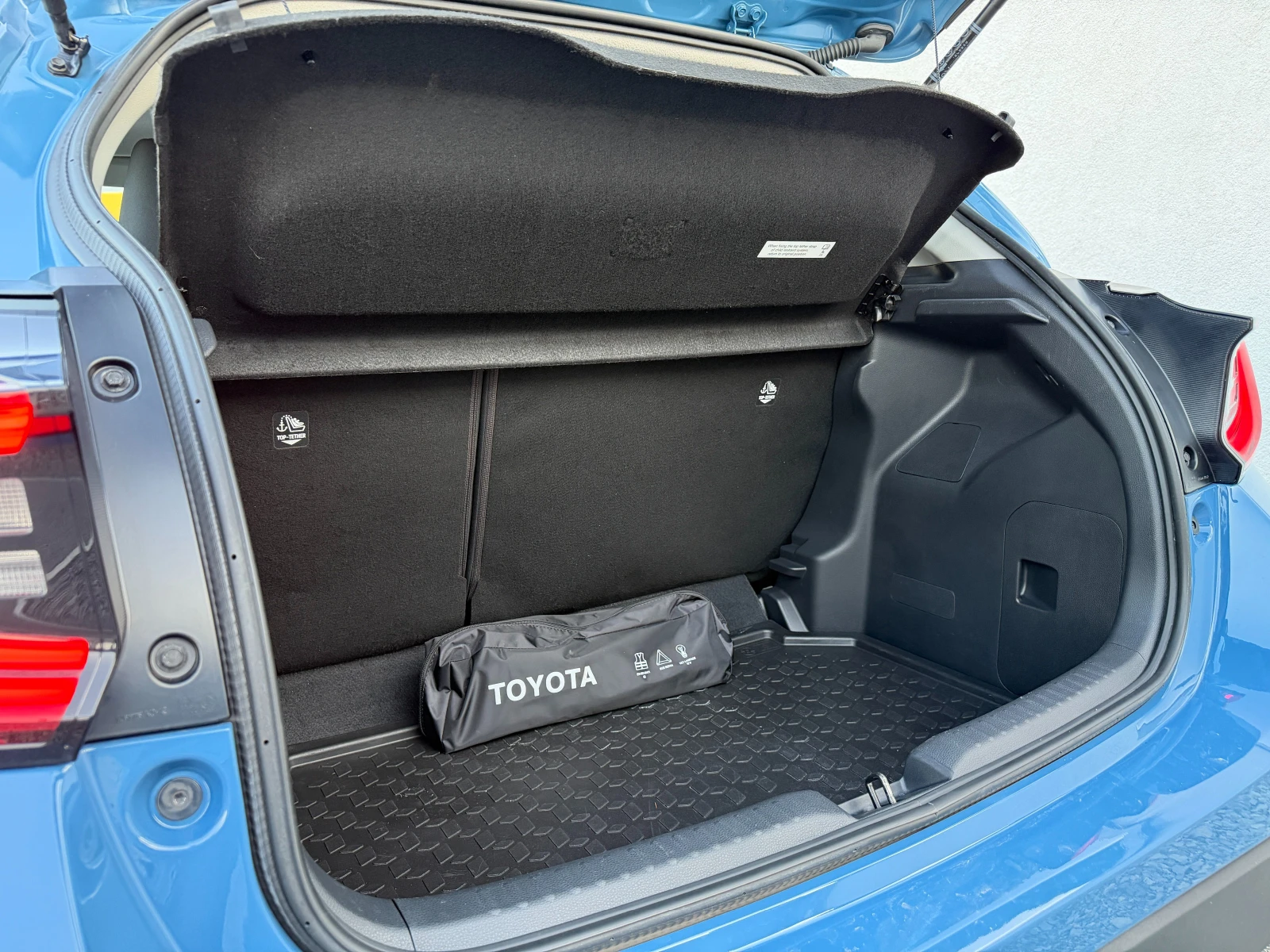 Toyota Yaris Hybrid Trend, снимка 13 - Автомобили и джипове - 55602759