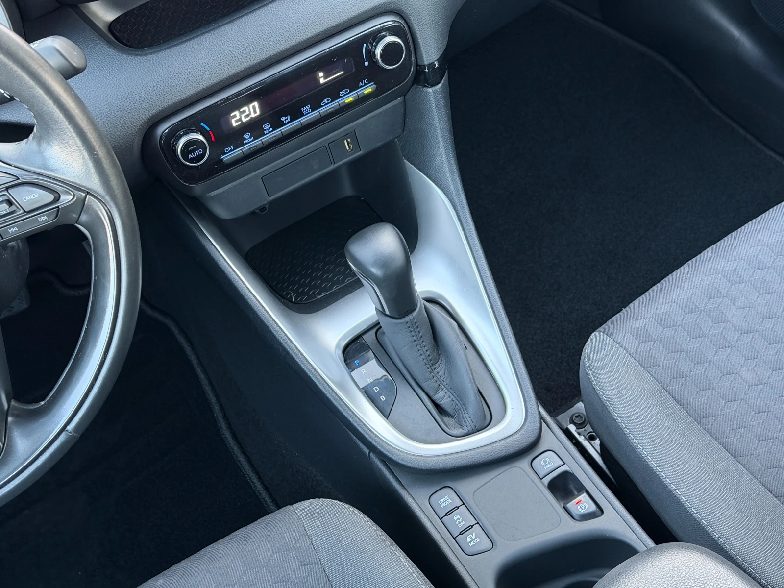 Toyota Yaris Hybrid Trend, снимка 10 - Автомобили и джипове - 55602759