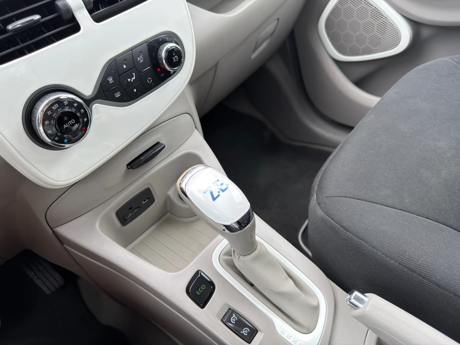 Renault Zoe 22kwh Собствена батерия* Термопомпа R-версия, снимка 9 - Автомобили и джипове - 56270376
