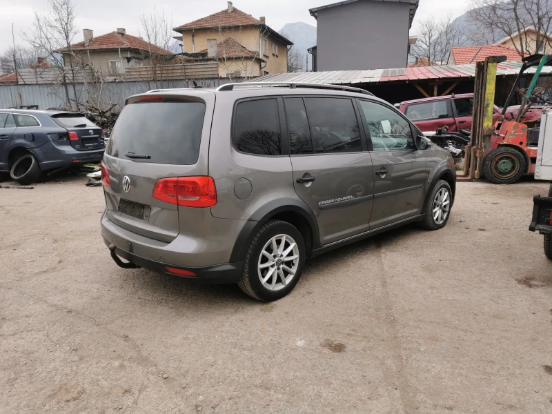 VW Touran 1.6TDI, снимка 5 - Автомобили и джипове - 49266157