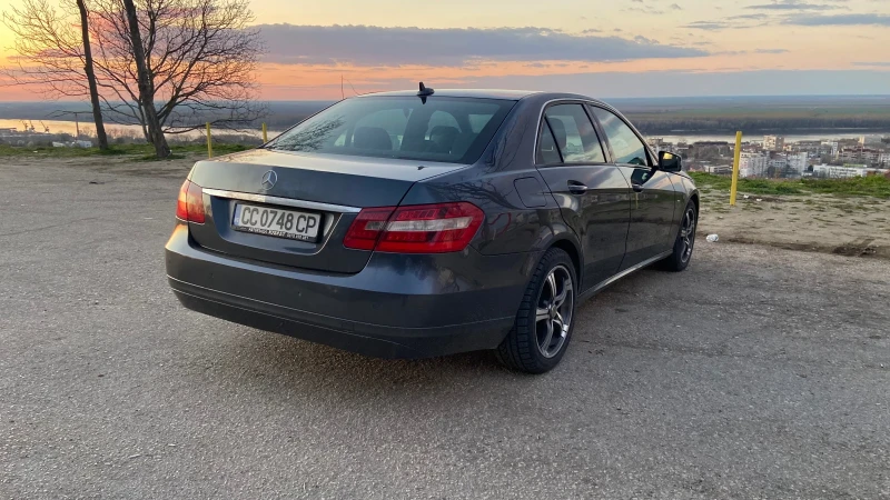 Mercedes-Benz E 220, снимка 3 - Автомобили и джипове - 52945831