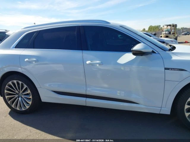 Audi E-Tron KОЖА* ПОДГРЕВ* ОБДУХВАНЕ* AMBIENT* HUD* Bang & Olu, снимка 12 - Автомобили и джипове - 53278148